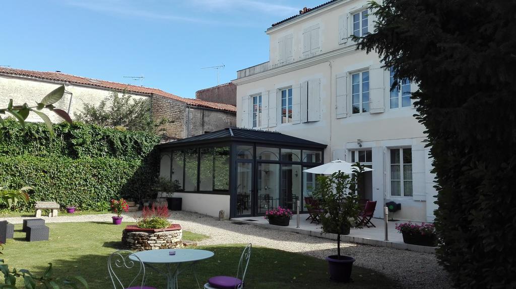 H De Surgeres Bed & Breakfast Exterior photo